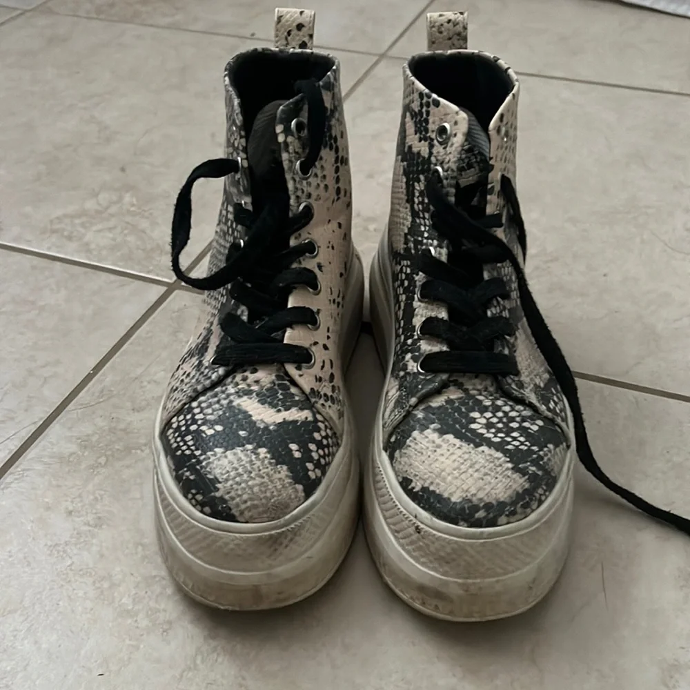 Platform High-Top Sneakers in Snake Print (Black, Cream)